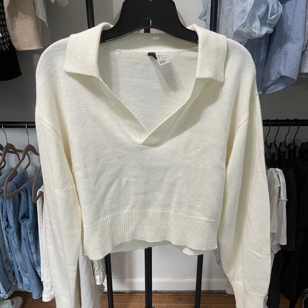 H&M light cream cropped sweater